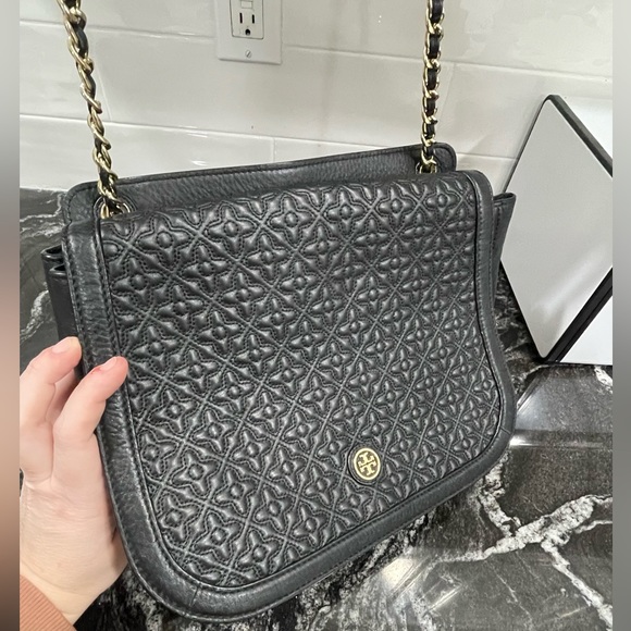 Tory Burch Bryant Quilted Shoulder Bag; Black and Gold - Picture 5 of 16